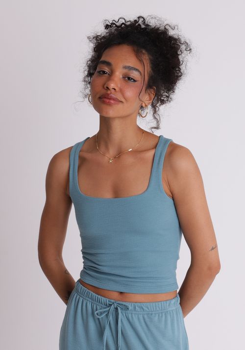 Blusa regata em malha decote quadrado