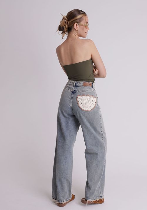 Calça jeans wide leg com crochê de concha